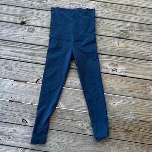 Kindred Bravely maternity cropped legging. Size medium. Color is called storm.